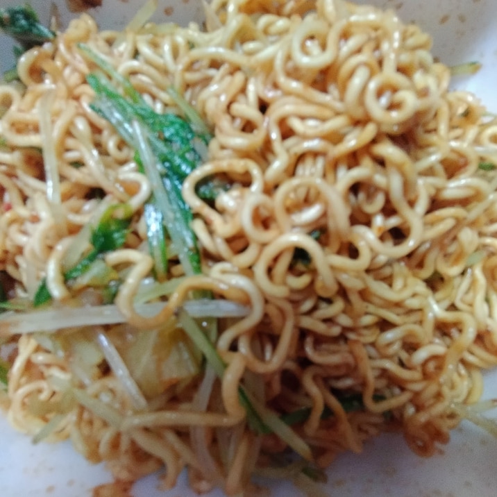 水菜とすりごま入りの即席カップ焼きそば